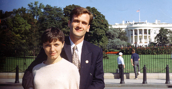 Georgy Gongadze, journaliste ukrainien et Myroslava, son épouse posent pour une photo en 1995. Georgy Gongadze a été tué en 2000. (AP/photo de la  famille Gongadze)