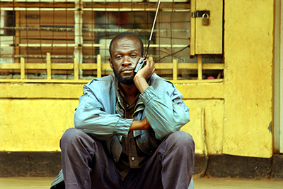 Un homme écoute les informations à la radio, une forme populaire de média pour beaucoup de Rwandais.  (AFP/Marco Longari)