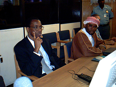 Ferdinand Nahimana de RTLM, à gauche, et Hassan Ngeze, rédacteur en chef de Kangura à droite, en 2003. Un tribunal de l'ONU les a reconnus coupables de s'être servis des médias pour inciter au génocide. (AFP/Stella Vuzo)