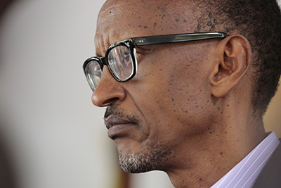 Le président Paul Kagame à Kigali le 6 avril 2014. Selon le code pénal du pays, toute personne reconnue coupable d'injure à son égard s'expose à une peine d'emprisonnement pouvant atteindre cinq ans. (AFP/Handout/UN/Evan Schneider)