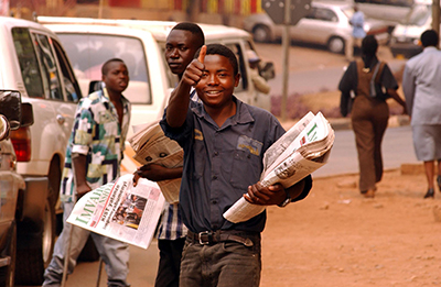Un Rwandais vend des journaux  à Kigali. Alors que la stabilité est revenue dans le pays, toute une série de nouvelles publications a inondé le marché. (AFP/Marco Longari)