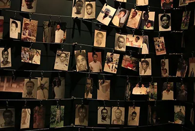 Photographies de certaines des 800 000 victimes du génocide de 1994. Le 20e anniversaire des massacres a été commémoré en 2014. (Reuters/Noor Khamis)