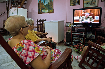 Cubans gather around a television in Havana as Raúl Castro announces the restoration of diplomatic ties between Cuba and the U.S. (AFP/Yamil Lage)