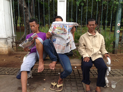 Jakarta residents read newspapers on a city bench. The election of Widodo has renewed hope that press conditions will improve. (CPJ/Sumit Galhotra)