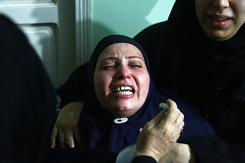 La mère de la journaliste égyptienne Mayada Ashraf pleure à son enterrement. Ashraf a été abattue alors qu'elle couvrait des affrontements dans l'est du Caire. (AFP/Ahmed Mahmoud)