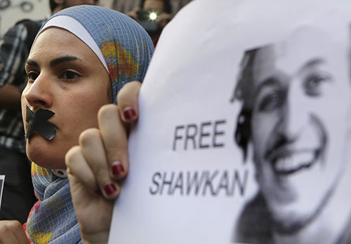 Um manifestante egípcio pede a libertação do fotógrafo freelance Mahmoud Abou Zeid, também conhecido como Shawkan, que está preso desde agosto de 2013.(AP/Amr Nabil)