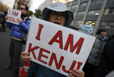 Supporters of Kenji Goto gather outside the Japanese prime minister's Tokyo residence at a rally for the journalist, who is being held hostage by the Islamic State. (Reuters/Yuya Shino)