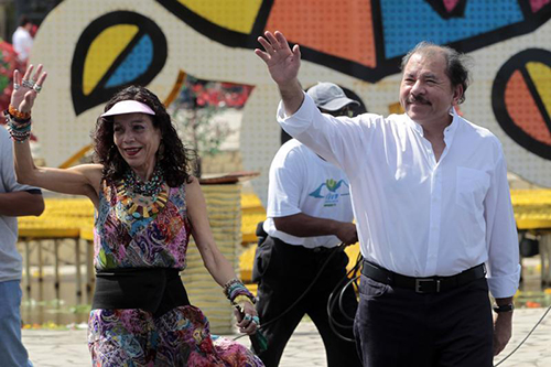 El presidente nicaragüense Daniel Ortega con su esposa, Rosario Murillo, en un monumento en homenaje al presidente venezolano Hugo Chávez en 2014. Los periodistas independientes sostienen que Murillo controla el acceso de los medios a Ortega. (Reuters/Oswaldo Rivas)