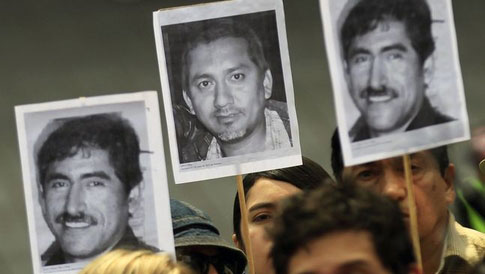 Jornalistas mexicanos seguram fotos de colegas mortos durante uma manifestação na Cidade do México, em 23 de fevereiro de 2014, contra o sequestro e assassinato de repórter de Veracruz Gregorio Jimenez de la Cruz. (Reuters/Henry Romero)