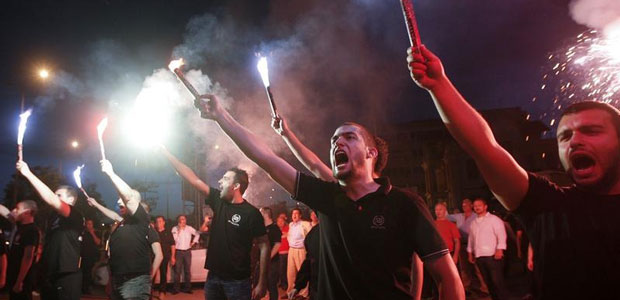 Simpatizantes del partido de ultraderecha Amanecer Dorado alzan bengalas mientras celebran resultados electorales en Salónica, Grecia, el 6 de mayo de 2012. (Reuters/Grigoris Siamidis)
