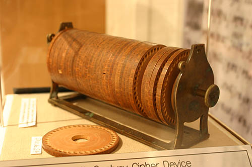 A wheel cipher invented by Thomas Jefferson and used to securely encode messages in the late 1700s. CPJ is calling on President Obama to ensure modern versions of encryption remain protected. (Jefferson Cipher Wheel by ideonexus is licensed under CC BY 3.0 US)
