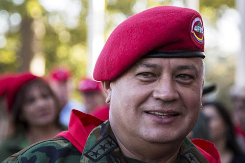 Diosdado Cabello, presidente da Assembleia Nacional da Venezuela, em um comício em Caracas em fevereiro. Uma juíza proibiu 22 executivos de mídia citados em uma ação de difamação impetrada por Cabello de viajar (Reuters / Marco Bello)