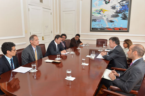 CPJ's Senior Americas Program Coordinator Carlos Lauría, center left, speaks to Colombian President Juan Manuel Santos, center right. (Courtesy Colombian presidency)