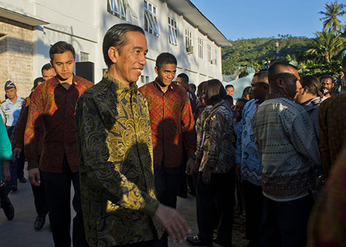 President Joko Widodo, center, on a state visit to Abepura prison in Papua in May. The Indonesian leader has promised reporters access to the restive region. (AFP/Romeo Gacad)