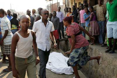 The body of a man killed overnight lies on a street as polls open for the presidential elections in Bujumbura, Burundi, Tuesday, July 21, 2015. (AP/Jerome Delay)