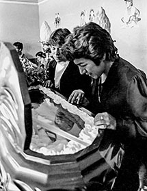 Margarita Patiño, Bustíos' widow, looks in his coffin during his wake. (Caretas)