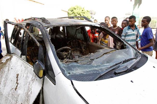 L'épave de la voiture qui appartenait à Yusuf Ahmed Abukar, tué lors de l'explosion d'une bombe en juin 2014. Au moins 30 journalistes ont été assassinés en toute impunité en Somalie depuis 2008. (AP/Farah Abdi Warsameh)