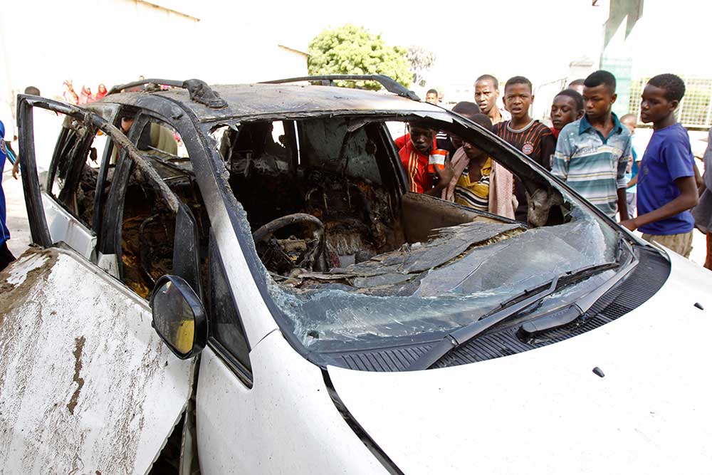 Os destroços de um carro pertencente a Yusuf Ahmed Abukar, que foi morto na explosão de uma bomba em junho de 2014. Pelo menos 30 jornalistas foram assassinados sem consequências na Somália desde 2008. (AP / Farah Abdi Warsameh)