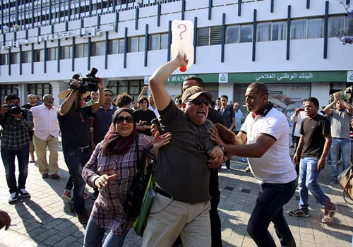 متظاهر يهتف أثناء تظاهرة للمطالبة بشفافية أكبر في التصرف في النفط التونسي. ويقول عدة صحفيين إنهم تعرضوا لاعتداءات على يد الشرطة أثناء هذه التظاهرات. (رويترز/زبير السوسي)