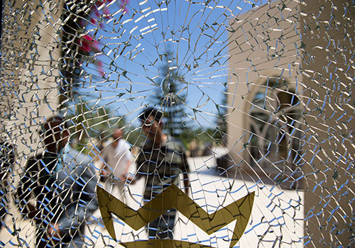 نافذة فندق مهشمة من جراء إطلاق رصاص. منذ الاعتداء الإرهابي الذي وقع في سوسة في يونيو/حزيران، قدمت الحكومة التونسية تشريعاً يمكن أن يساء استخدامه لفرض قيود على الصحافة. (وكالة الأنباء الفرنسية/كينزو تريبولار)