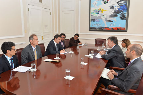 CPJ's Senior Americas Program Coordinator Carlos Lauría, center left, speaks to Colombian President Juan Manuel Santos, center right, at a meeting in Colombia in May. (Courtesy Colombian presidency)