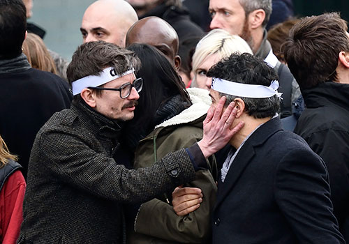 Les caricaturistes Renald Luzier, à gauche, et Patrick Pelloux, à droite, lors d'une marche à Paris en signe de solidarité à l'endroit de leurs collègues tués dans l'attentat contre l'hebdomadaire satirique Charlie Hebdo. En 2015, 28 journalistes ont été tués par des militants islamistes. (AFP/Eric Feferberg).