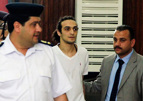 Le photojournaliste égyptien connu sous le nom de Shawkan comparaît devant le tribunal au Caire en mai 2015 pour la première fois après plus de 600 jours en prison. Un nombre record de journalistes est détenu en Égypte en 2015. (AP/Lobna Tarek)