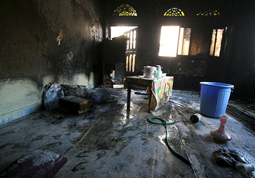 A home is damaged by fighting in the Yemeni city of Taiz, May 25, 2015 (Reuters).