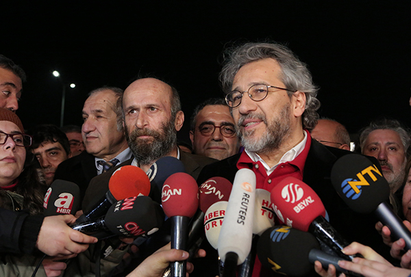 Can Dündar (right) and Erdem Gül (front left), the editor and Ankara bureau chief, respectively, of Turkey's Cumhuriyet newspaper, speak to reporters outside Istanbul's Silivri prison following their release from pre-trial detention early February 26, 2016 (AP/Can Erok).