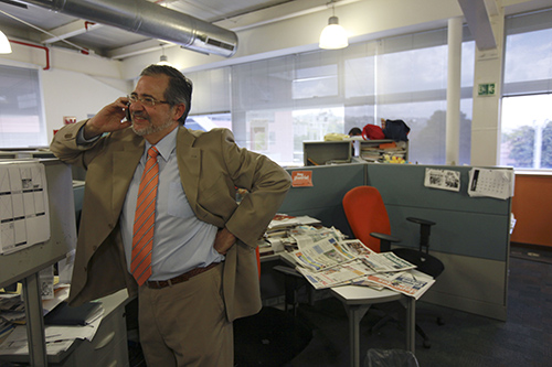 El director de El Nacional, Miguel Henrique Otero, fotografiado en su oficina del diario en Caracas en 2010, ha estado manejando al periódico desde el exiliaoluego de haber sido acusado de difamación. (AP/Fernando Llano)