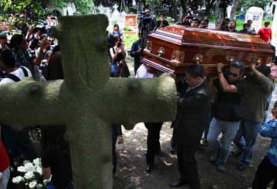 Men carry the casket of murdered photojournalist Ruben Espinosa in Mexico City on August 3, 2015. (AP/Marco Ugarte)