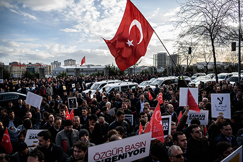 Crowds gather outside the Istanbul offices of the Turkish daily Zaman on March 4 to protest a ruling that allows a court to appoint the paper's trustees. (AFP/Ozan Kose)