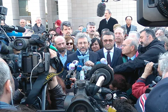 Can Dündar (right) and Erdem Gül speak to reporters before their trial resumes in Istanbul, April 1, 2016. (Özgür Öğret)