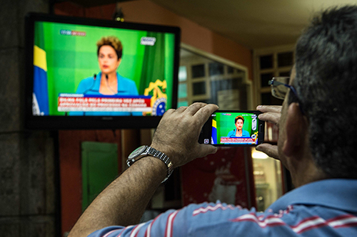 Um telefone celular grava a presidente Dilma Rousseff enquanto reage ao voto de impugnação. Em meio a crise política do Brasil, um projeto para combater o cibercrime com implicações preocupantes para liberdade da imprensa está sendo proposto.