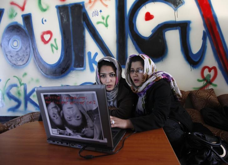 Mulheres afegãs em um cyber café em Cabul. Ofensas on-line se tornaram uma preocupação central para ativistas e jornalistas, principalmente mulheres. (Reuters/Mohammad Ismail)