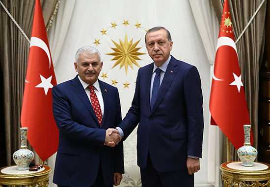Turkish President Recep Tayyip Erdogan and Binali Yildirim, the new head of the ruling Justice and Development Party, pose for cameras at the presidential palace in Ankara, May 22, 2016. (Presidential Pool/AP)