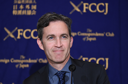 David Kaye, the UN special rapporteur on the right to freedom of opinion and expression, discusses the challenges faced by Japan's media during a trip to Tokyo in April. (AFP/Toshifumi Kitamura)