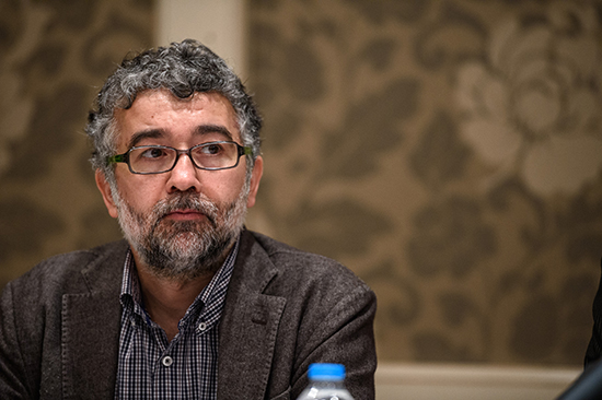 RSF Turkey representative Erol Önderoğlu, shown here at a May 2, 2016, press event in Istanbul, was released from pretrial detention today, following his June 20 arrest for participating in a campaign to show solidarity with embattled, pro-Kurdish newspaper Özgür Gündem. (Ozan Kose/AFP)