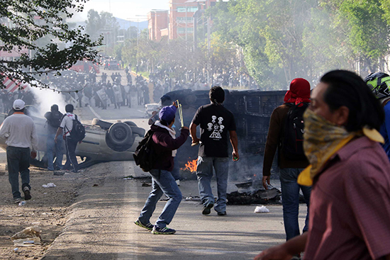 Los manifestantes chocan con la policía cerca de Nochixtlán, Oaxaca, México 19 de junio de 2016. (Luis Alberto Cruz Hernandez/AP)