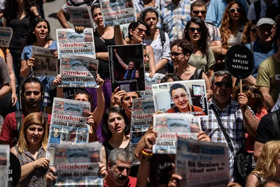 Demonstrators protest the June 19 arrest of three people, including the press freedom group Reporters Without Borders' Turkey representative, in central Istanbul, in charges stemming from their participation in a show of solidarity with beleaguered pro-Kurdish newspaper Özgür Gündem, June 21, 2016. Police raided the newspaper's Istanbul office on August 16 and detained dozens of journalists. (Ozan Kose/AFP)