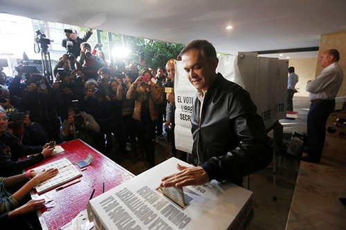 Miguel Ángel Mancera, jefe de Gobierno de la Ciudad de México, emita su voto el 5 de junio. Periodistas fueron amenazados y acosados en el período previo a las elecciones estatales. (Reuters/Edgard Garrido)