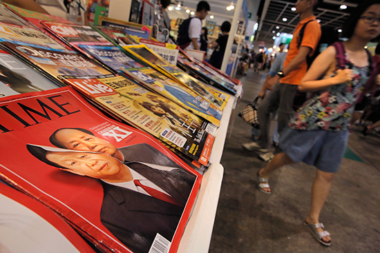 A cover of Time magazine on display in Hong Kong, July 22, 2016, features portraits of Chinese leader Xi Jinping and former leader Mao Zedong. (AP/Vincent Yu)