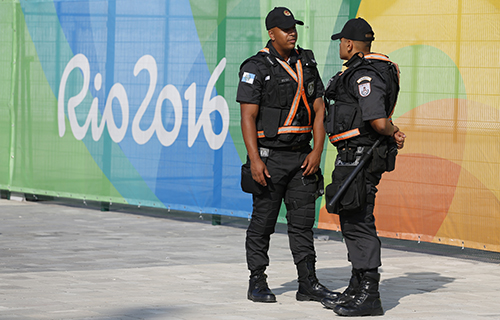Seguranças patrulham os locais onde serão realizados os Jogos Olímpicos, jornalistas cobrindo o evento poderão fazer denúncias relativas à liberdade de imprensa ao Comitê Olímpico Internacional. (AFP/David Gannon)
