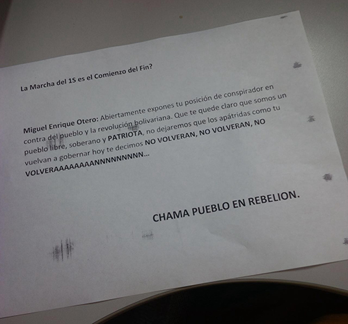Una nota amenazante, en la foto, de un grupo progubernamental fue dejada afuera de las oficinas vandalizadas de El Nacional. (El Nacional)