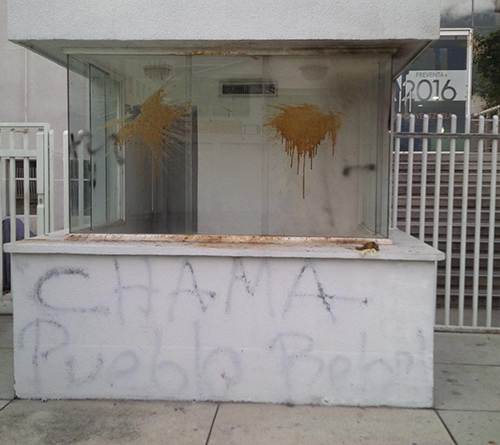 Grafiti y excremento cubren las paredes de El Nacional luego de que individuos atacaron sus oficinas en Caracas. (El Nacional)