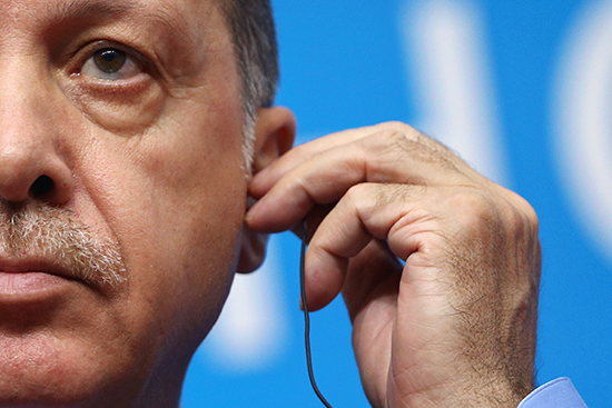 Turkish President Recep Tayyip Erdoğan adjusts his earpiece at the conclusion of the G20 summit in Hangzhou, China, September 5, 2016. (Reuters/Damir Sagolj)