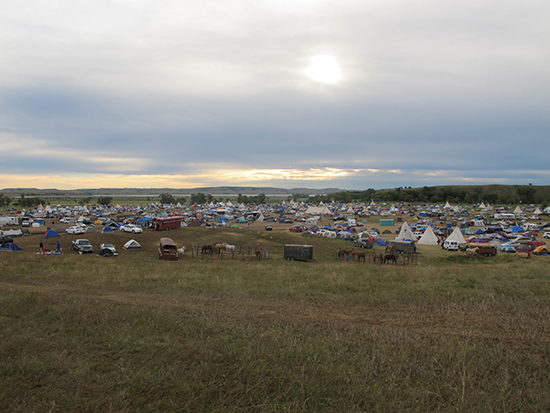 Roughly 1000 people gather to protest the construction of a pipeline near land reserved for Native Americans in the U.S. state of North Dakota, September 10, 2016. Authorities have issued a warrant for the arrest of broadcast journalist Amy Goodman on trespassing charges in connection with her coverage of the protest. (AP/James MacPherson)