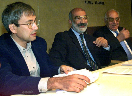 In this October 11, 1999, file photo, Turkish writers (left to right) Orhan Pamuk, Ahmet Altan, and Yasher Kemal hold a news conference to urge a peaceful resolution to the conflict with Kurdish separatists. Police detained Altan and his brother, Mehmet, on September 10, 2016. (Reuters)
