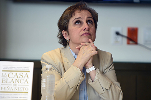 Carmen Aristegui, quien aparece aquí en una conferencia de prensa efectuada en julio, ha sido demandada por MVS, la empresa de medios audiovisuales en la que solía trabajar. Las modificaciones realizadas a una ley sobre multas en casos civiles han dejado a los periodistas mexicanos en una situación vulnerable. (AFP/Alfredo Estrella)