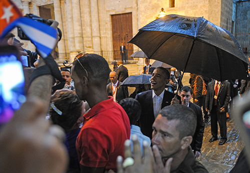 El presidente Barack Obama camina entre las multitudes en La Habana en marzo de 2016, meses después del restablecimiento de los vínculos diplomáticos entre Estados Unidos y Cuba. (AFP/Yamil Lage)